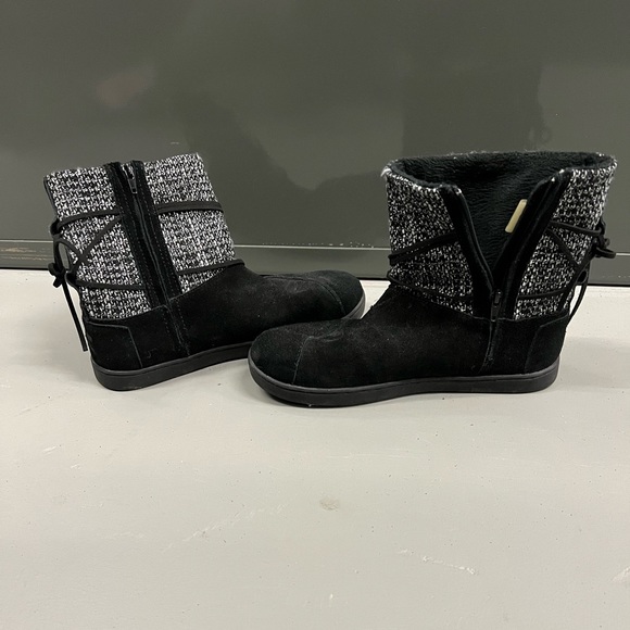 Toms Youth Size 5 Black Winter boots - Picture 4 of 8